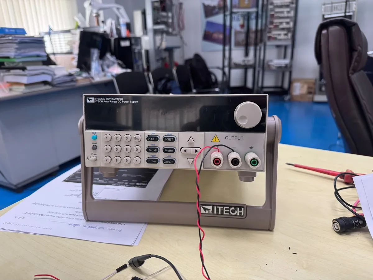 ITECH 400 W DC power supply on the test bench